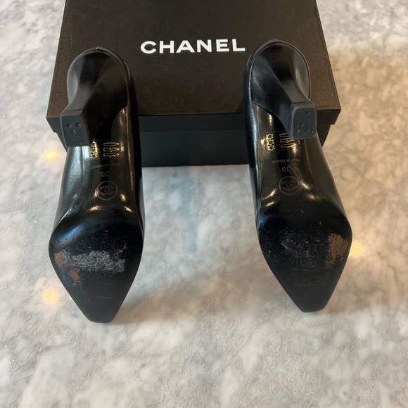 CHANEL CoCo Interlocking CC Black Lambskin Pumps - Picture 6 of 9